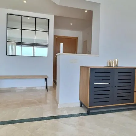 Apartment Gorgeous 3-bedroom Penthouse With Expansive Terrace In Casares Costa *